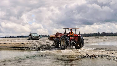 12:10 AM: Extreme Tow Truckers (S1 E6) (S1) | Paramount | 2/23 2026