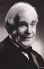 Erskine Sanford como Roger Bronson