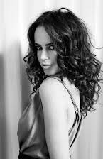 Amy Manson som 