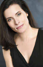 Liz Mamana como Slightly Elegant Girl