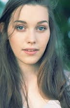 Victoria Pedretti som 