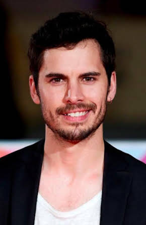 Adrián Expósito as 