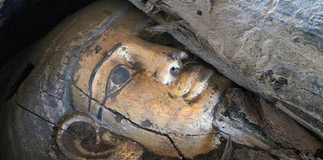 6:00 PM: Tomb Hunters: Amazing Discoveries (S1 E1) (S1) | 5 Select | 12/9 2025