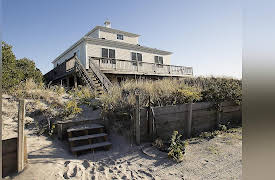 Beach Hunters, Season 1: Dream Beach Home in Plymouth