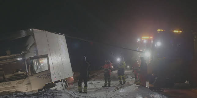 11:00 PM: Ice Road Rescue | Nat Geo Wild | 12/10 2025