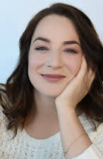 Lara Gilchrist som Alexis