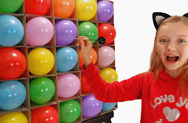 Super Polina Play: Polina Sings a Color Song With Balloons!