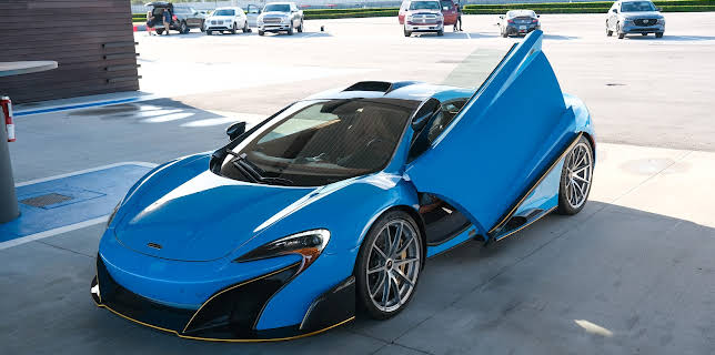 04:50: Bilfikserne på verdensturné (S1 E9) (S1) | Discovery Channel | 1/31 2026