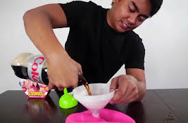 Guava Juice: Diet Coke and Mentos Experiment / Giant Poké Ball Bath Bomb