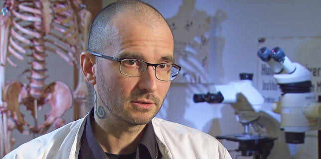 01:00: Medical Detectives - Geheimnisse der Gerichtsmedizin | VOX | 12/7 2025