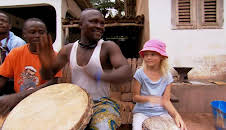 Fride på skipet: Fride får se hvordan man lager afrikanske trommer