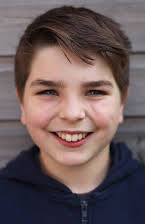 Charles Maddox como Oswald