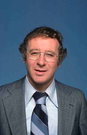 Steve Landesberg as 
