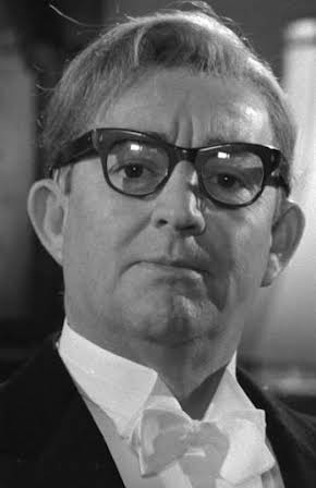 Buster Larsen as Ole Køller