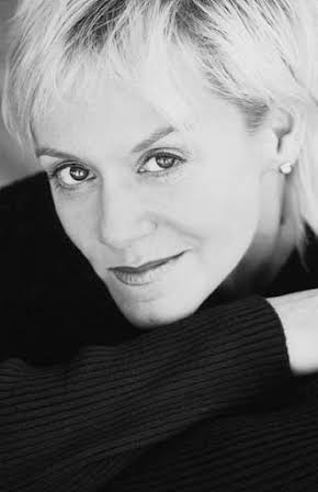 Lenore Zann as 