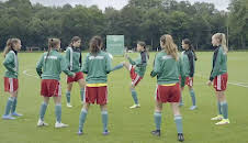 Kicken wie ein Mädchen