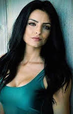 Aislinn Derbez som 