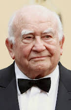 Ed Asner como 