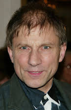 Simon McBurney som 