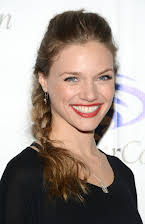 Tracy Spiridakos como 