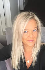 Amy Clare Beales som Holiday Rep