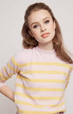 Trinity Likins como Amelia