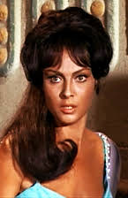 Carolyn Davys como Clementine Hewitt