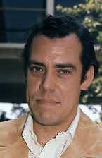 John Schuck como Smalley