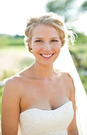 Brianna Lee Johnson as Elizabeth McKnight