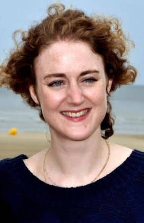Joséphine de Meaux as La directrice de l'école