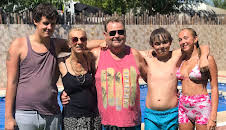 Bargain-Loving Brits in the Sun (S11 E1)