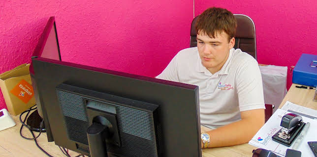 8:00 AM: Bargain-Loving Brits in the Sun (S9 E23) (S9) | 5 Star | 11/18 2025