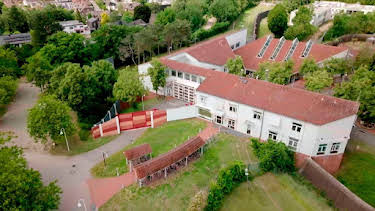 22:45: Menschen hautnah: Heilung hinter Gittern - Im Dorf der psychisch kranken Täter | WDR Fernsehen | 9/11 2025