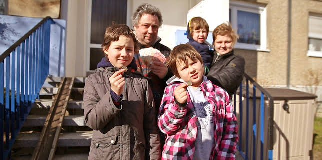 13:00: Armes Deutschland - Stempeln oder abrackern? (S3 E5) (S3) | RTL 2 | 12/2 2025