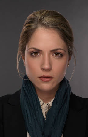 Brooke Nevin as Elle Bennett
