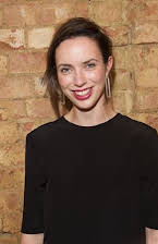 Kate O'Flynn som Victoria Woodcock