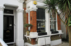 House Hunters International: Volume 7, Season 152: Keeping the Cats Happy in London