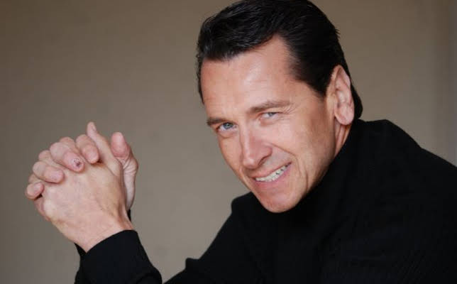 Mark Lindsay Chapman