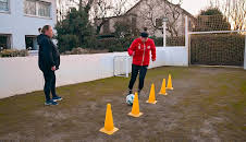 Kicken wie ein Mädchen