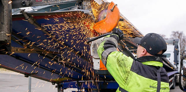 2:00 AM: Trucking Hell (S7 E4) (S7) | Paramount | 3/3 2026