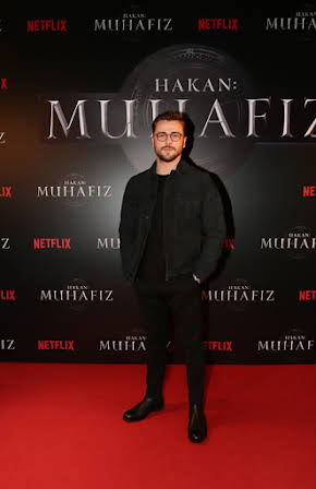 Tolga Sarıtaş as 
