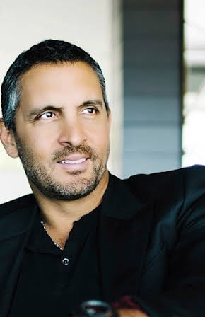 Mauricio Umansky as 