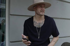 Bendtner S01: The Road Back