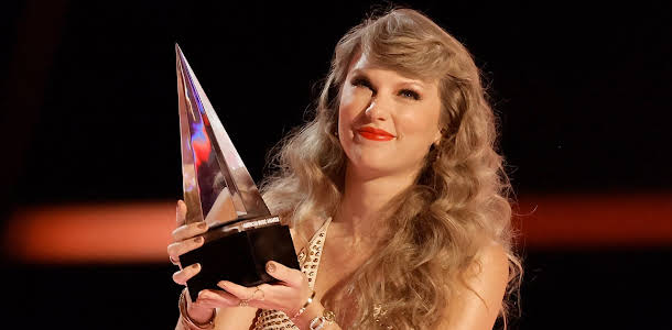 Taylor Swift, the artist with the most AMAs in history.