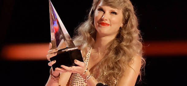 Taylor Swift, the artist with the most AMAs in history.