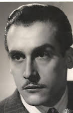 Luis Peña como McAdams