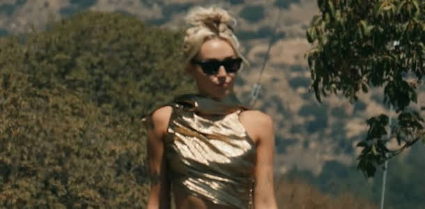 Miley Cyrus welcomes 2023 and announces her single 'Flowers'.