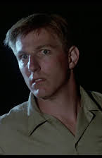 Jeff Wright como Store Manager