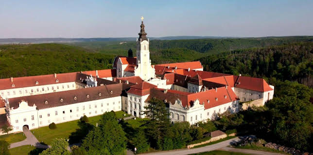 10:00: Rund um Stift Altenburg | ARD Alpha | 8/18 2025