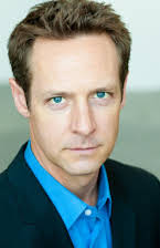 Christopher Rob Bowen como Detective Roberts